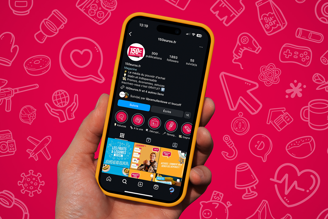 Smartphone présentant le profil Instagram du média 150euros.fr sur un fond rouge illustré d'icônes de consommation. Stratégie de contenu réseaux sociaux.