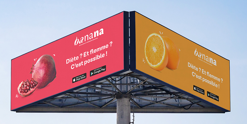 Mockup de grand panneau d'affichage urbain (billboard) nocturne pour la campagne Banana Nutrition. Affiche rouge minimaliste avec visuel de grenade éclatée et slogan "DIÈTE ? ET FLEMME ? C'EST POSSIBLE !". Direction Artistique par Léo Simsolo.