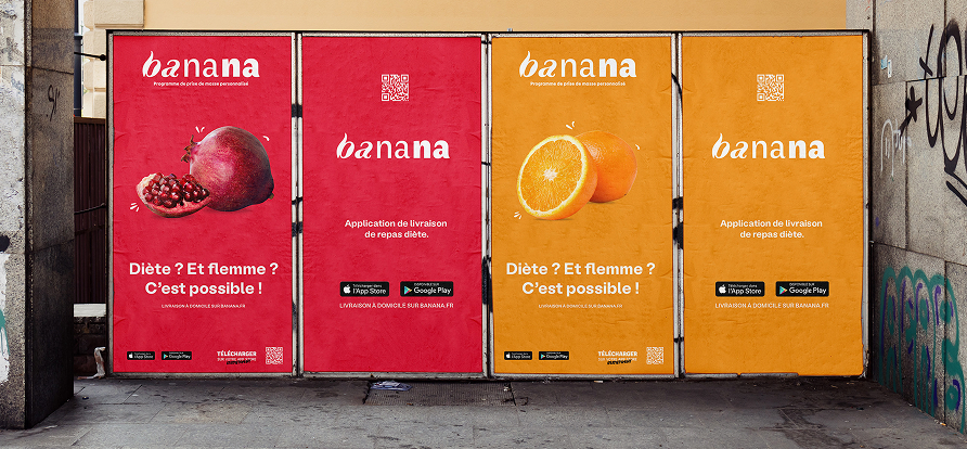 Mockup d'affiches publicitaires abribus (bus shelter) pour la campagne Banana. À gauche : affiche rouge avec grenade et slogan "DIÈTE ? ET FLEMME ?". À droite : affiche jaune-orange avec orange tranchée et logo Banana Nutrition & Fitness. Design graphique par Léo Simsolo.