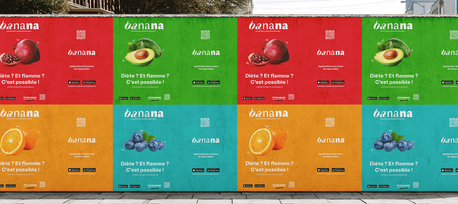 Série de quatre affiches publicitaires collées sur un mur de briques pour la campagne Banana. Affiches minimalistes déclinées en quatre couleurs (bleu, orange, rouge, vert) avec fruits totems et slogan "DIÈTE ? ET FLEMME ? C'EST POSSIBLE !". Design par Léo Simsolo.