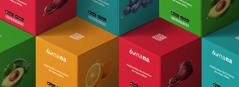 Mockup de boîtes de livraison de repas sains pour Banana. Carton de couleur orange-jaune avec le logo "Banana Nutrition & Fitness" blanc imprimé. Branding packaging par Léo Simsolo.