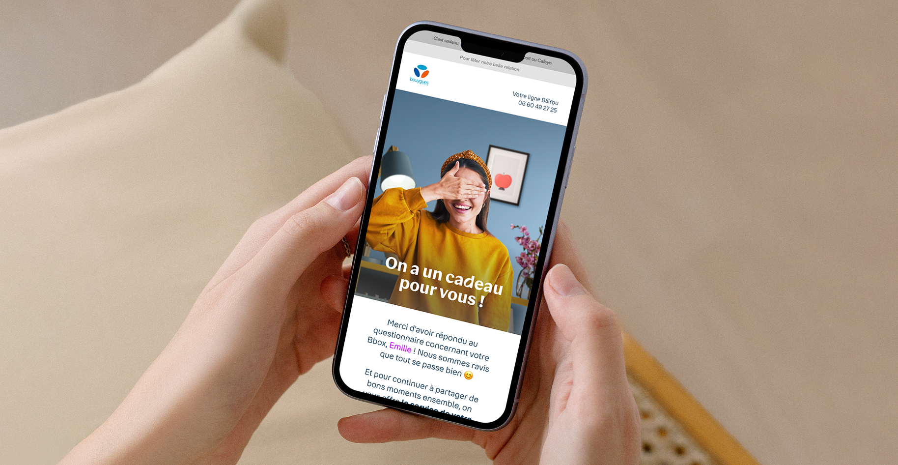 Mockup iPhone montrant un email de fidélisation Bouygues Telecom "On a un cadeau pour vous", démonstration du rendu responsive design sur mobile.