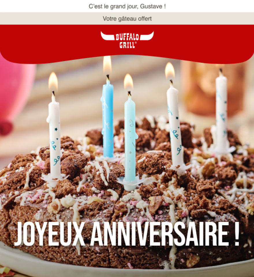 Design de bannière email CRM Buffalo Grill pour anniversaire, visuel de gâteau au chocolat avec bougies et typographie bold "Joyeux Anniversaire".