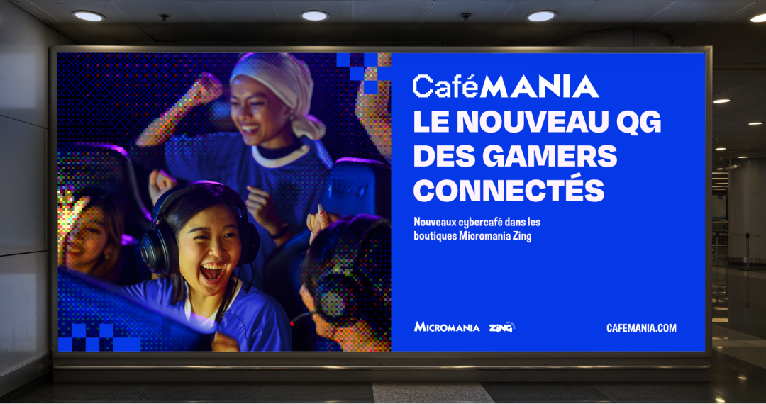 Mockup d'affiche publicitaire urbaine (métro) pour Cafémania. Visuel scindé verticalement : portrait d'une joueuse intense à gauche, et graphique pixelisé/glitch bleu avec logo à droite. Texte accrocheur: "LE NOUVEAU QG DES GAMERS CONNECTÉS".