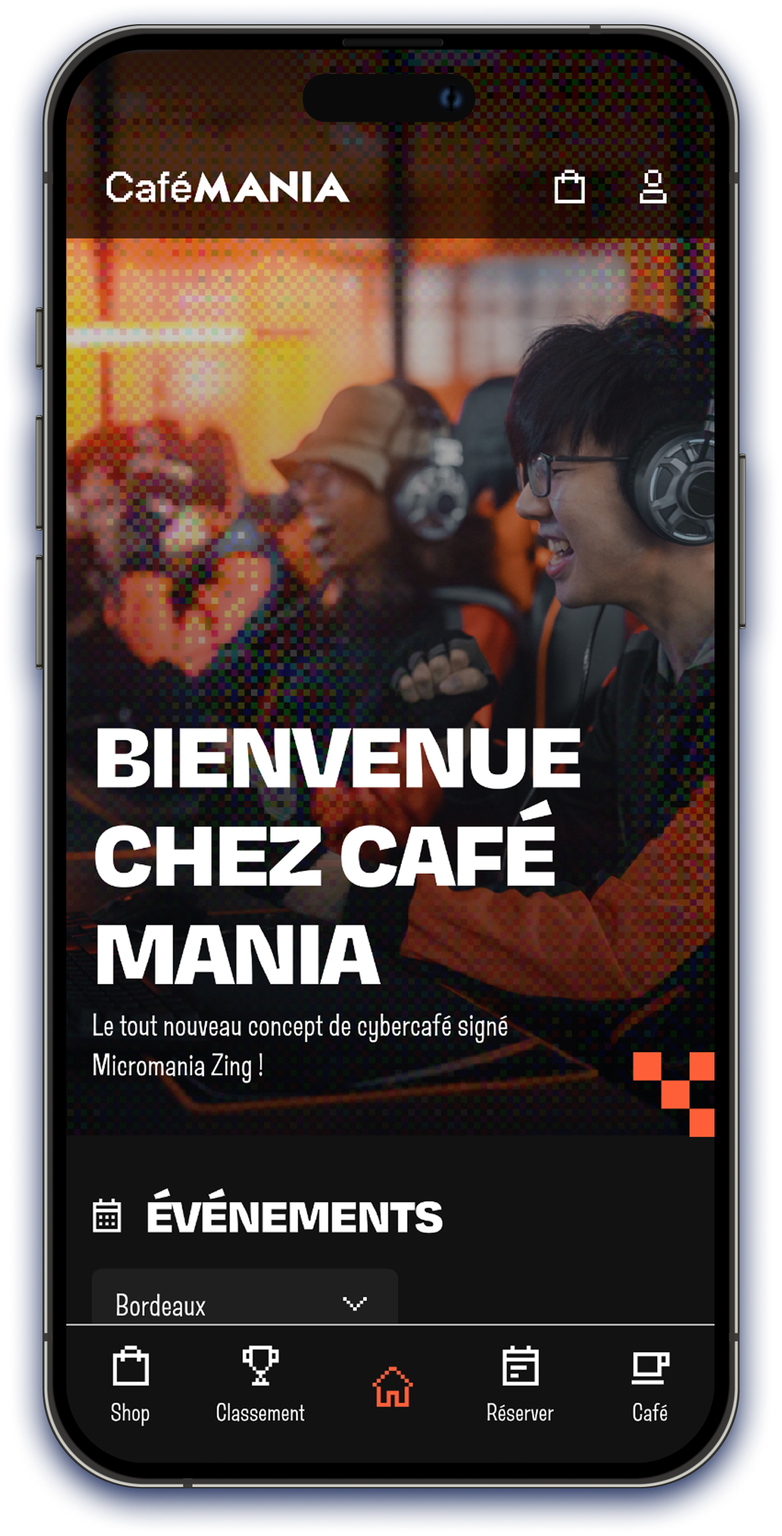 Maquette UI de l'écran d'accueil de l'application CaféMANIA, concept de cybercafé par Micromania Zing, interface mobile sombre et moderne.