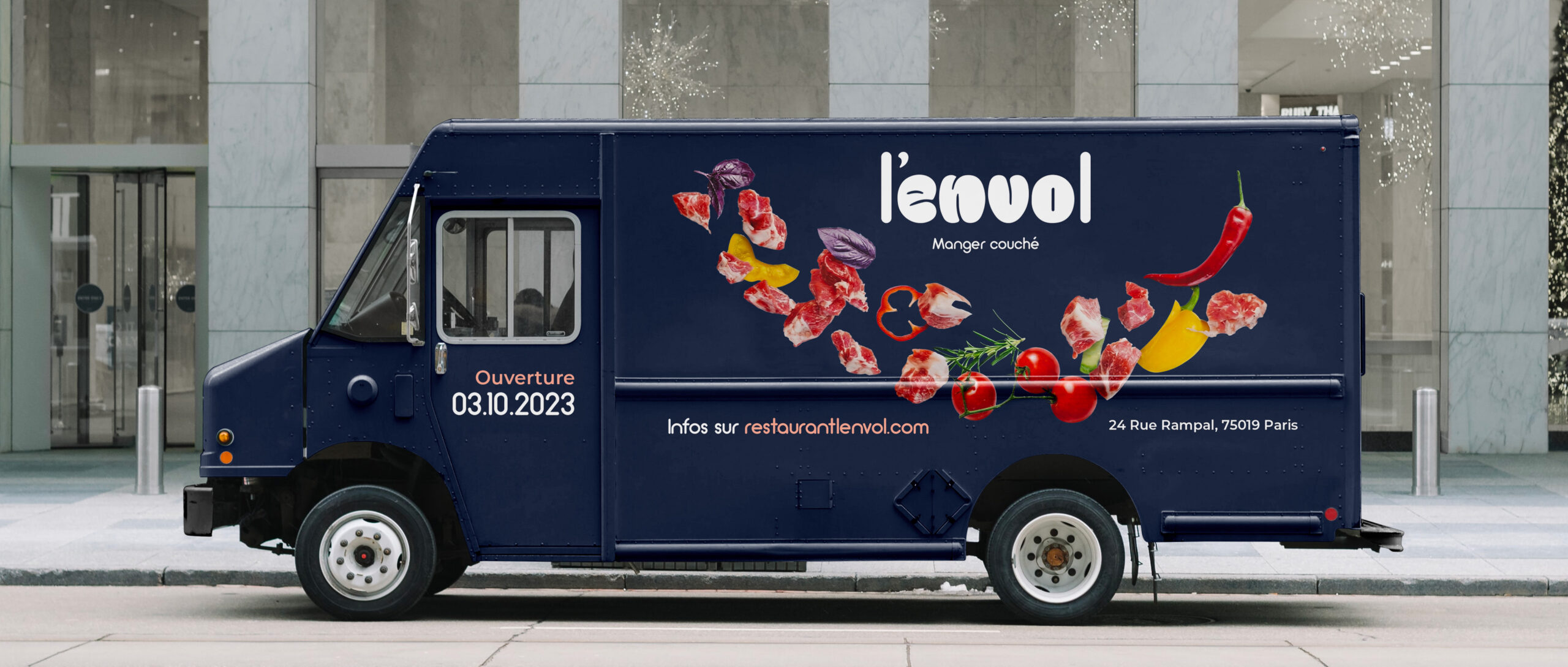 Mockup camion de livraison bleu foncé l'envol avec le logo et des fruits en vol.