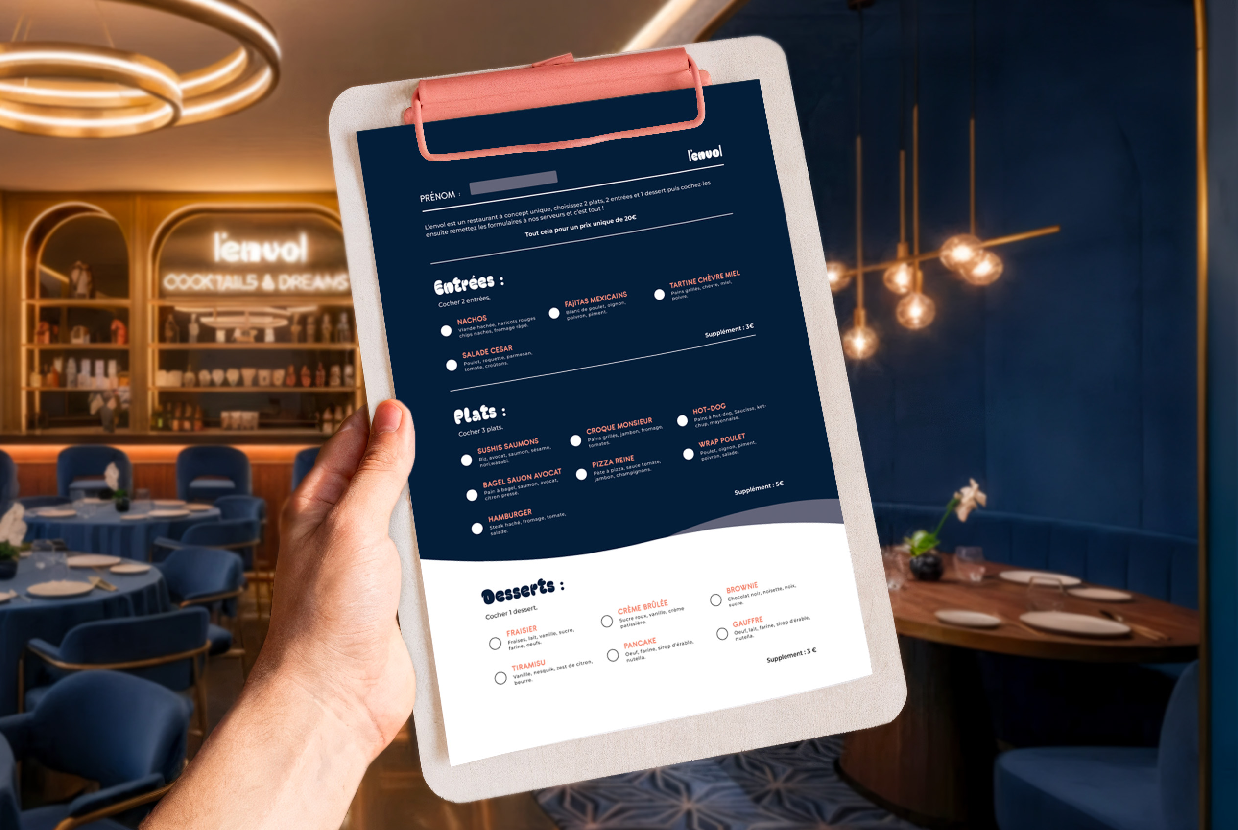 Mockup menu au choix bleu et blanc sur un support en bois avec un fond de restqurant.