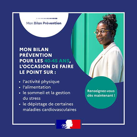 Post carré Mon Bilan Prévention pour les 45-50 ans sur fond bleu. Portrait et logos gouvernementaux.