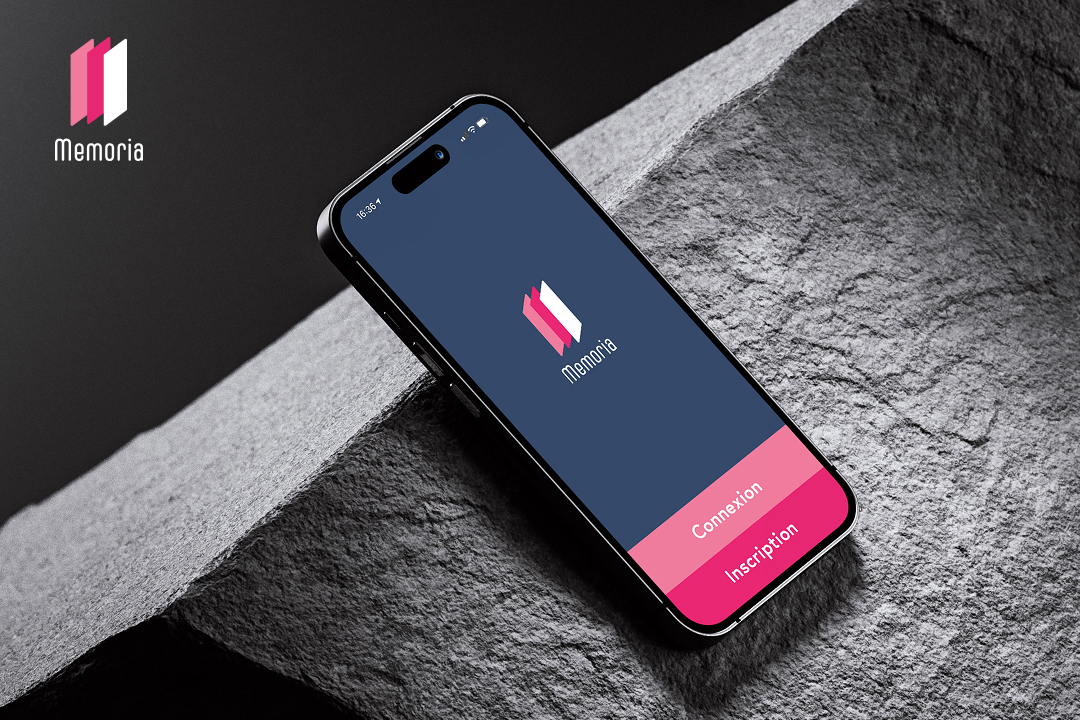 Miniature de projet pour l'application Memoria, montrant un iPhone posé sur une roche brute avec l'écran de bienvenue épuré. Concept de capsule temporelle. Design d'interface.